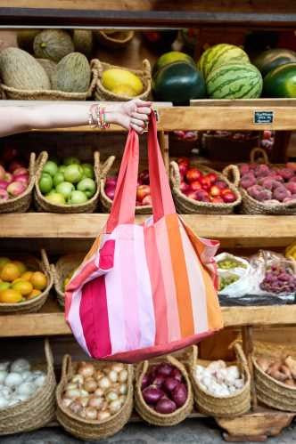 BOLSA DE PLAYA DOCK & BAY MIAMI SORBET 39x19cm