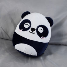Cargar imagen en el visor de la galería, Cojín de Peluche Squidglys El Oso Panda Susu Adoramals Salvajes Adoramals
