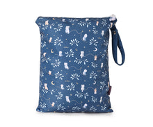 Cargar imagen en el visor de la galería, Bolsa Impermeable Grande Magical Forest Personalizable
