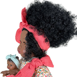 Alika con bebé Curly Hair